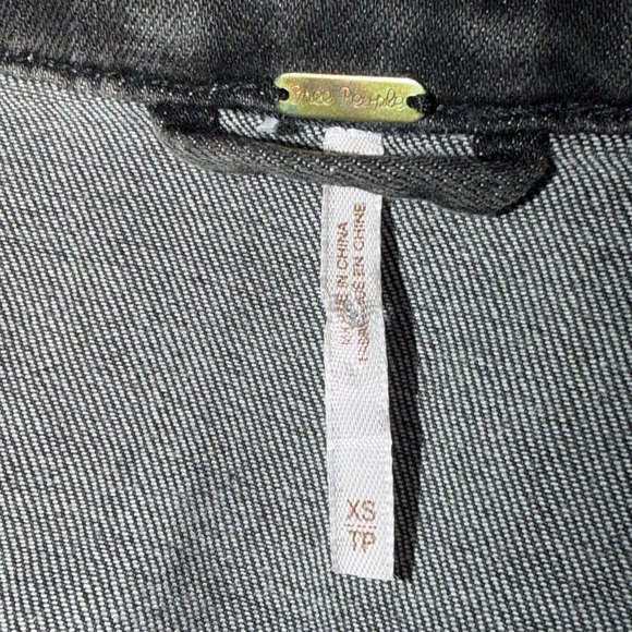 Free People Cropped Moto Jean Jacket Faded Black Cropped Size XS Full Zip Pocket - Picture 8 of 9